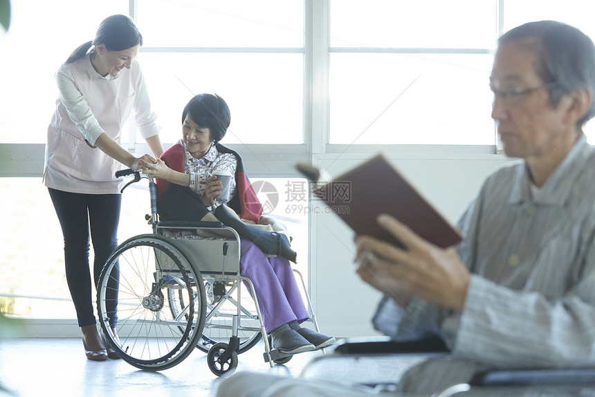 男子3人人类老年人和外国人在照顾图片