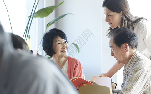 外国人有趣欢快高级人员参加英语会话课享受高清图片素材