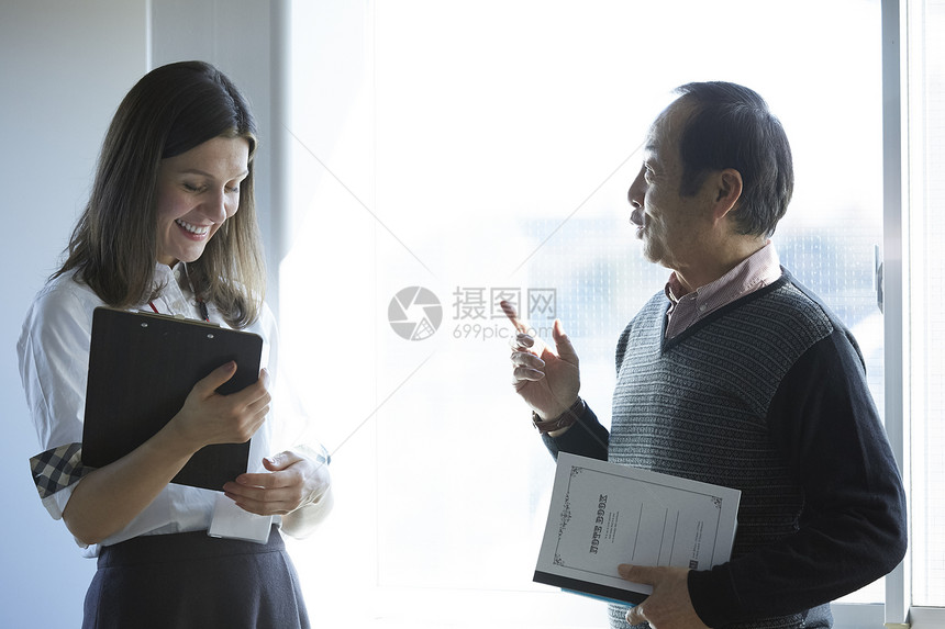三十几岁日本人教高级人员参加英语会话课图片