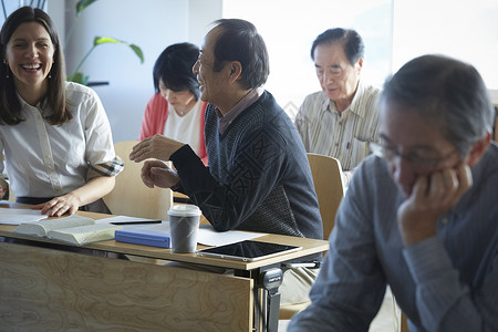 老师上课男人和女人高级人员参加英语会话课图片