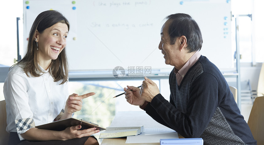 30多岁亚洲人欢快高级人员参加英语会话课