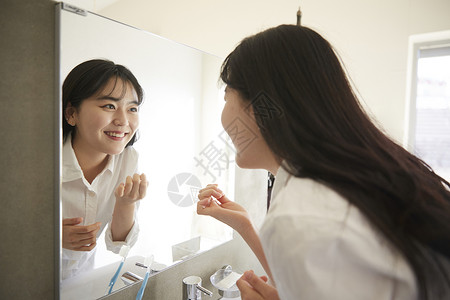 在洗漱间刷牙的女生图片