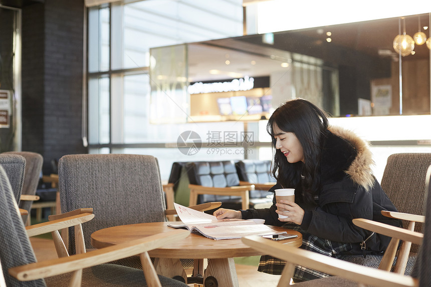 在咖啡店学习的美女大学生图片