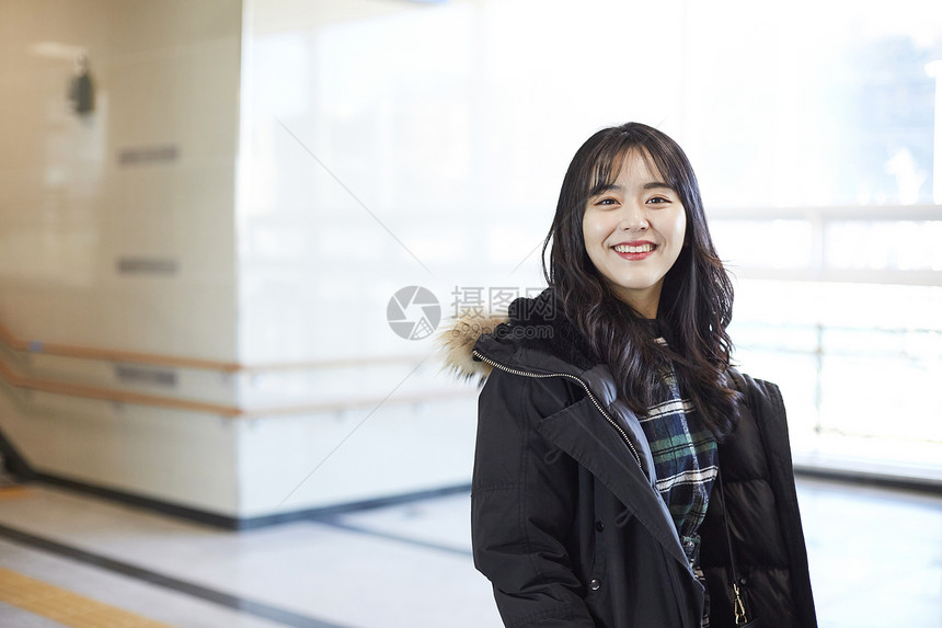 在咖啡店学习的美女大学生图片