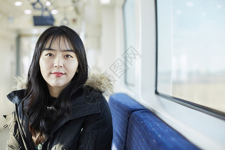 分钟亚洲人长发火车旅行大学生韩语图片