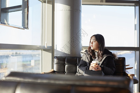 实例椅子在内生活咖啡馆大学生韩语杯子高清图片素材