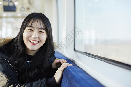 神谕在内青年火车旅行大学生韩语背景图片