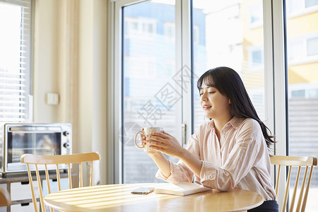 午后咖啡馆里喝咖啡的少女图片