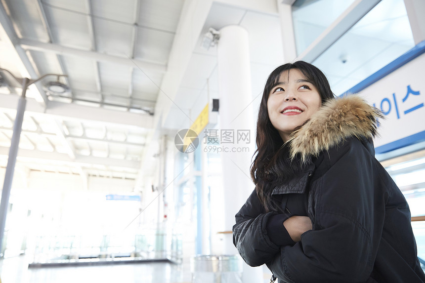 年轻美女大学生坐地铁图片