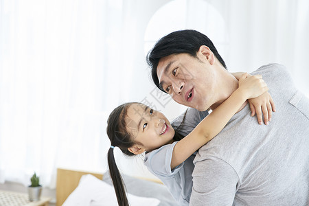 室内爸爸背着可爱的女儿图片