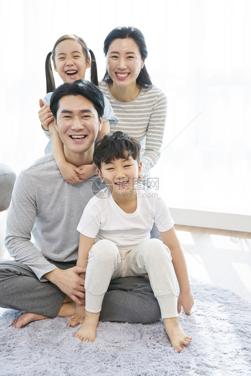 坐女孩秘书家生活家庭韩语图片