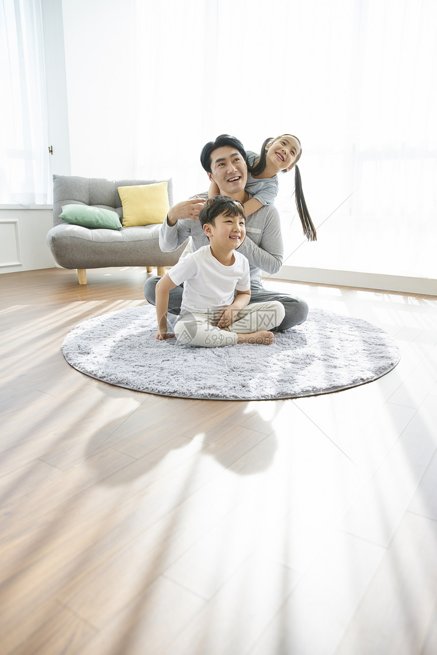 一家人在客厅地板上玩耍的欢乐时光图片