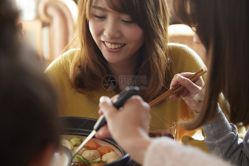 闺蜜在家里聚餐吃火锅图片