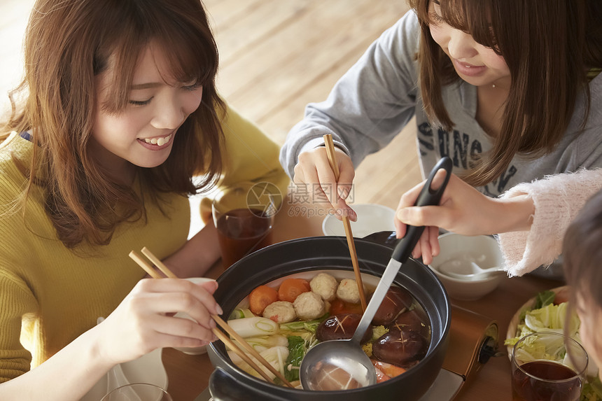 女孩们一起在家开心的吃火锅图片