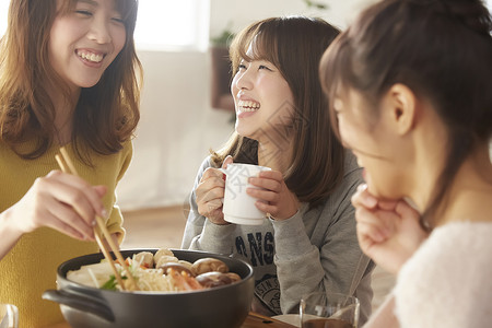 女孩们一起在家开心的吃火锅高清图片