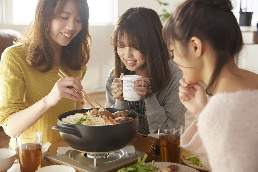 女孩们一起在家开心的吃火锅图片