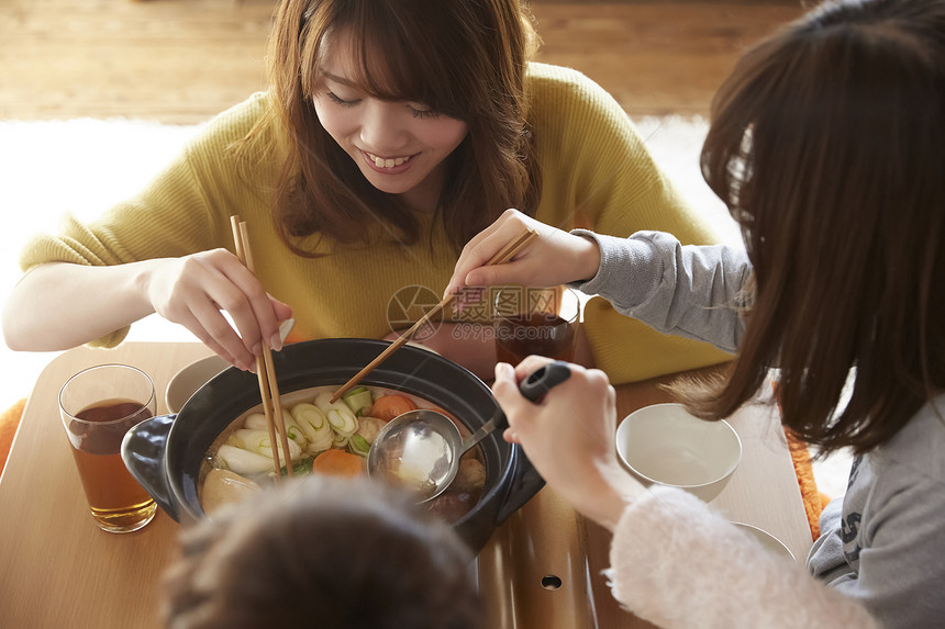 年轻女孩火锅聚会图片