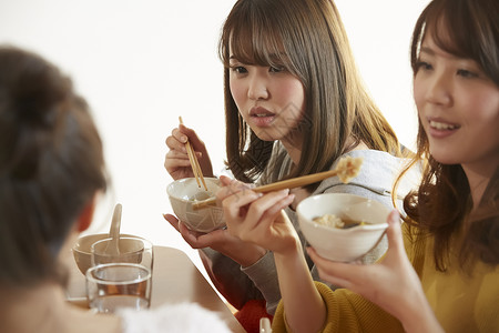 享受火锅美食的年轻女孩高清图片