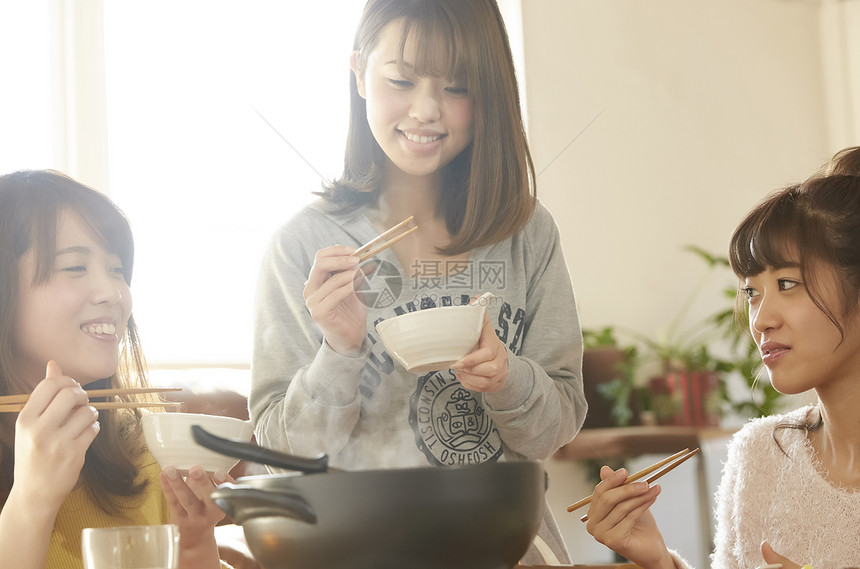 享受火锅美食的年轻女孩图片