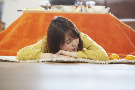 女孩在家趴着休息图片