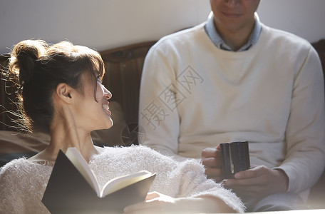 约会看书喝咖啡的情侣图片
