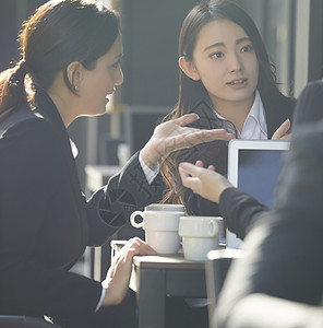 三个人少女会议室全球商务会议图片