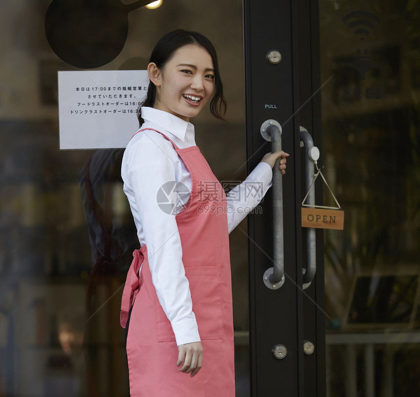 在一家咖啡馆工作的妇女图片