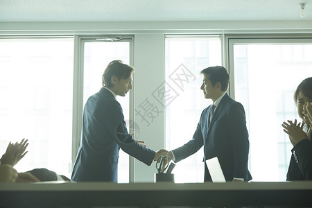 办公室握手商务合作图片