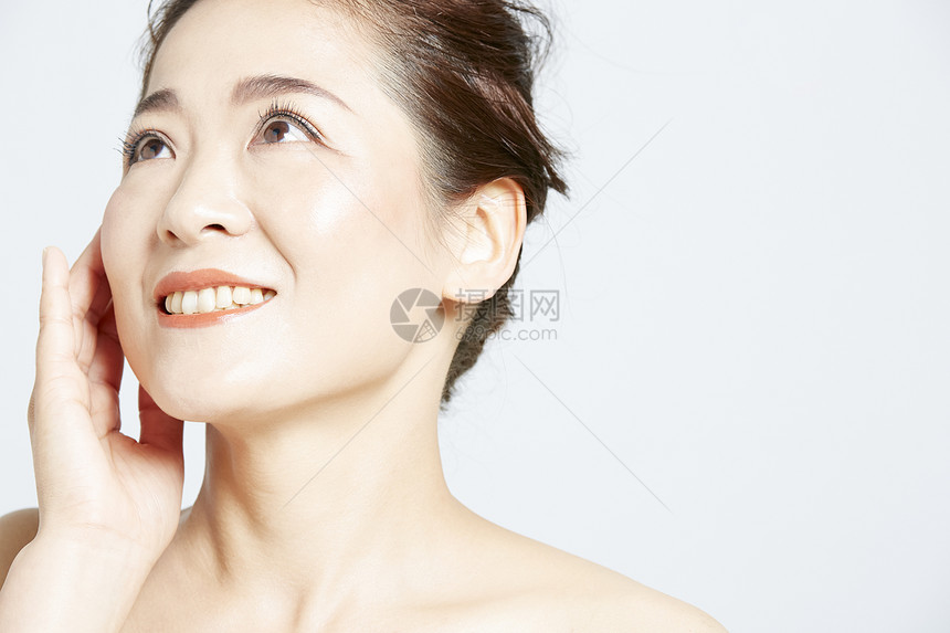美容护肤的中年女人图片