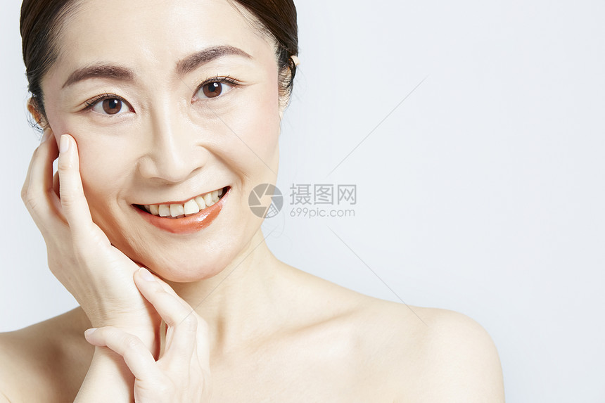 医美护肤中年女人图片