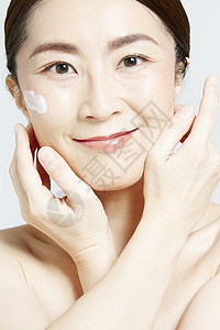 中年女性护肤脸部展示图片