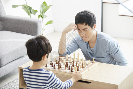 下国际象棋苦恼的父亲图片