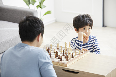 转头不愿看棋盘的小男孩图片