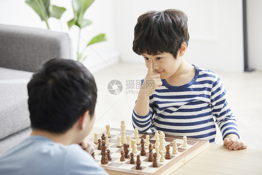 居家国际象棋家庭的爸爸儿子图片