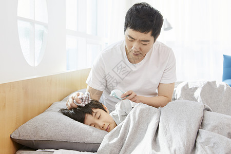 测量儿子体温担心的爸爸韩国人高清图片素材