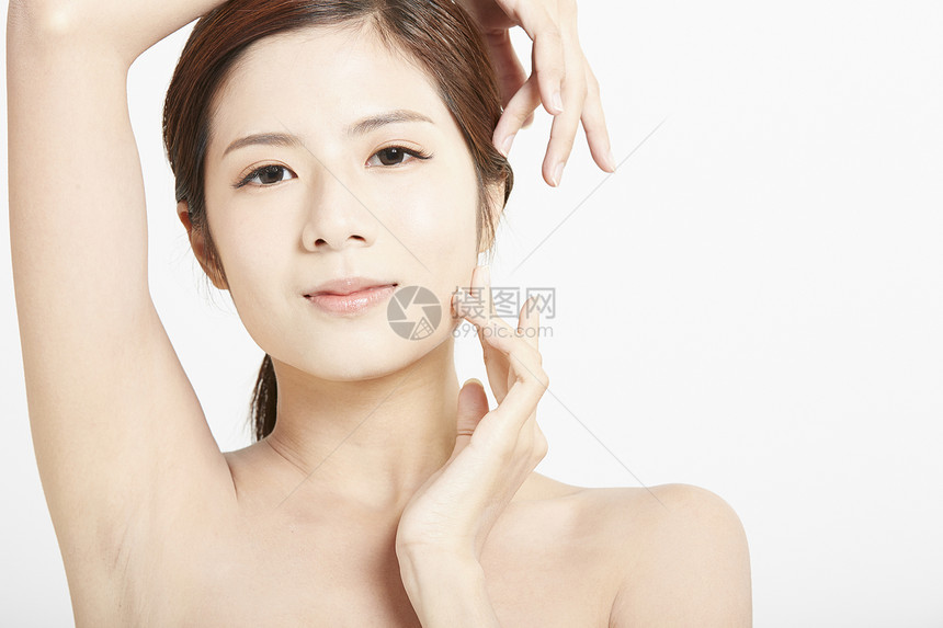 美容护理的女性脸部展示图片