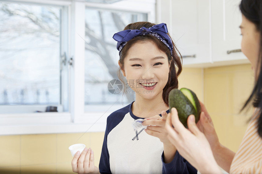 女孩子笑着分享水果图片