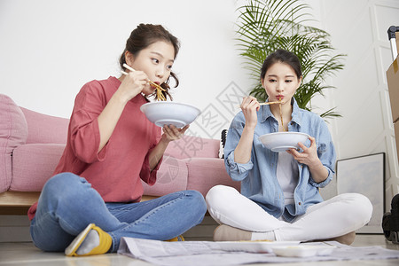 愉快吃面的室友合租屋年轻女子背景图片