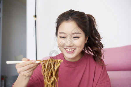 快乐生活的年轻女人吃美食韩国人高清图片素材
