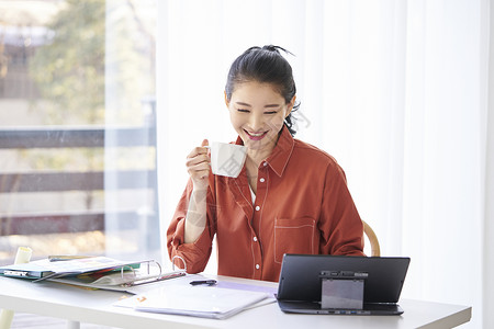 居家办公的年轻女子图片