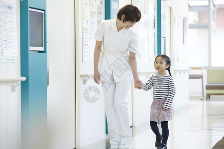 护士领着小女孩做检查图片