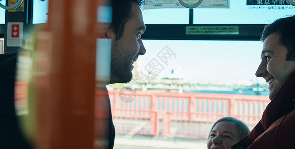 外国游客乘坐公共汽车幸福高清图片素材