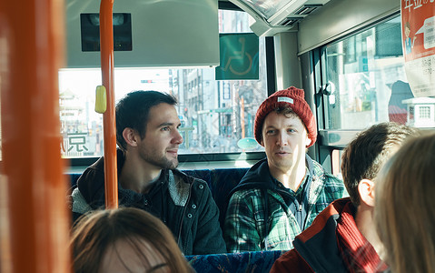 外国游客乘坐公共汽车笑容高清图片素材