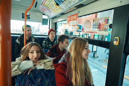 外国游客乘坐公共汽车微笑高清图片素材