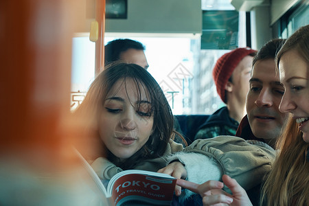 外国游客乘坐公共汽车女生高清图片素材