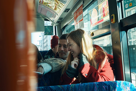 外国游客乘坐公共汽车欢快高清图片素材
