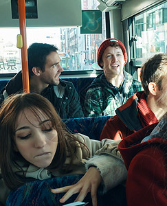 外国游客乘坐公共汽车下町高清图片素材