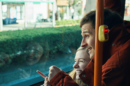 外国游客乘坐公共汽车愉快高清图片素材