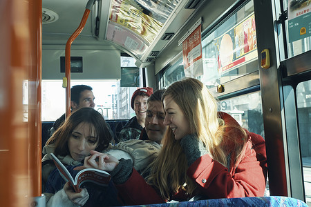外国游客乘坐公共汽车溜达高清图片素材
