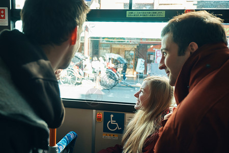 外国游客乘坐公共汽车日本高清图片素材